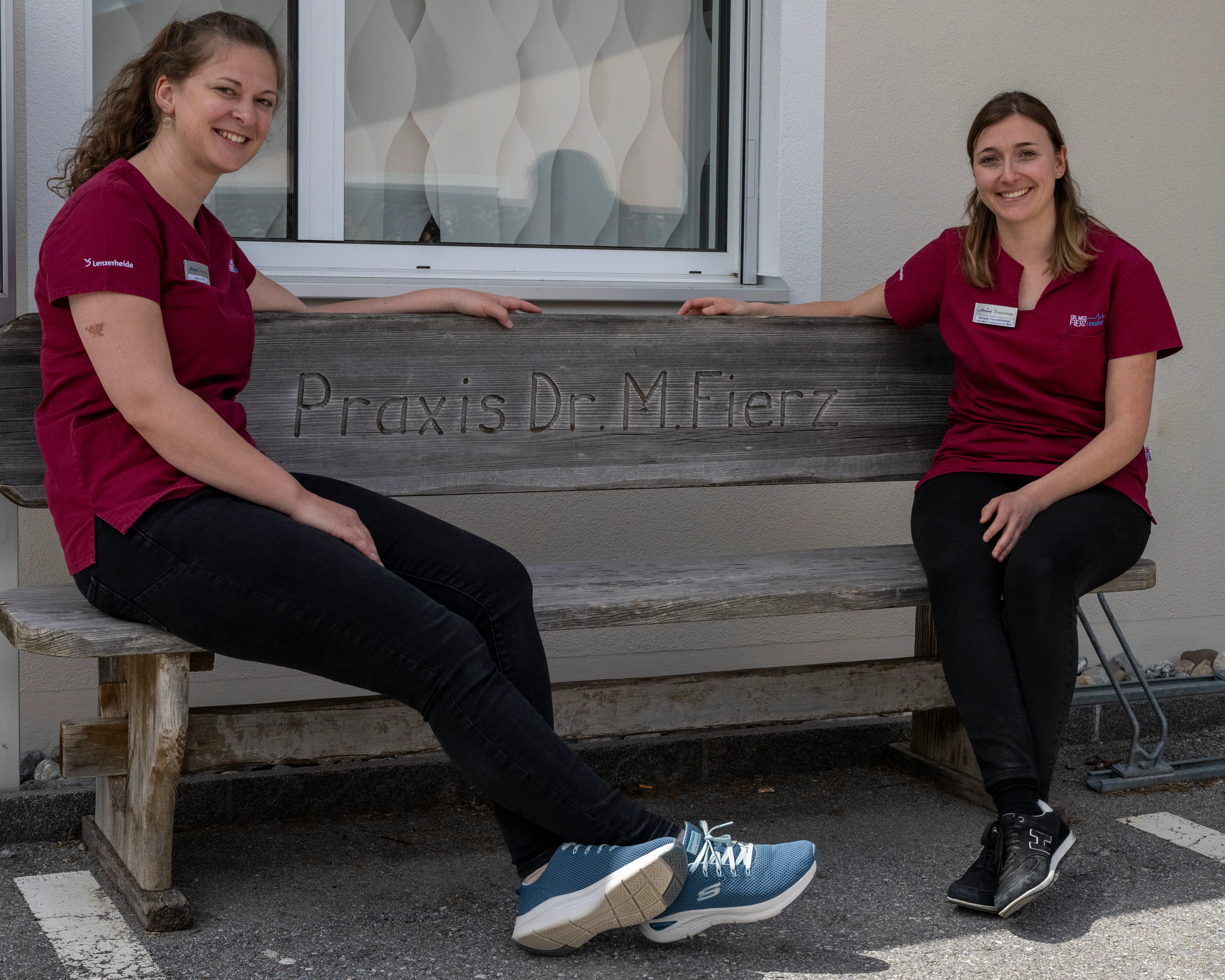 Silvana Clavadetscher und Magdalena Dietiker in der Praxis Dr. Fierz